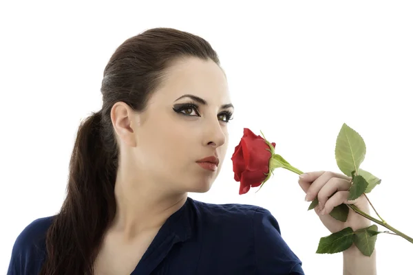 Junge schöne Brünette mit einer schönen roten Rose — Stockfoto