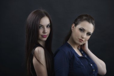 birbirine yakın iki genç kadın portresi
