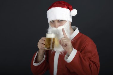 Noel Baba bir büyük bardak bira holding.