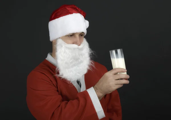 Ritratto di Babbo Natale Bere latte dal vetro — Foto Stock