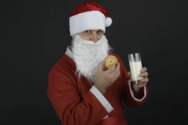 Retrato de Santa Claus Beber leche de vidrio y galletas — Foto de Stock