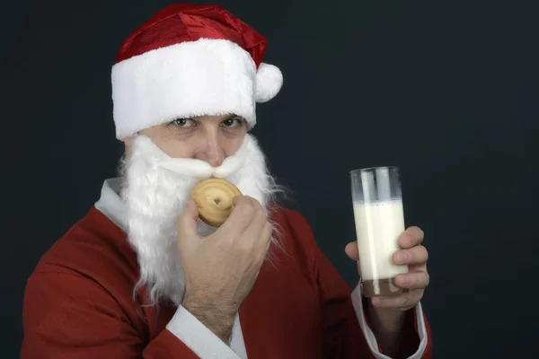 Retrato de Santa Claus Beber leche de vidrio y galletas — Foto de Stock