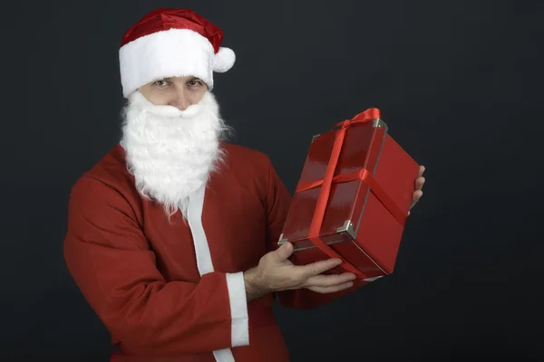 Санта-Клаус с коробкой подарков на Рождество изолированы на черном фоне — стоковое фото