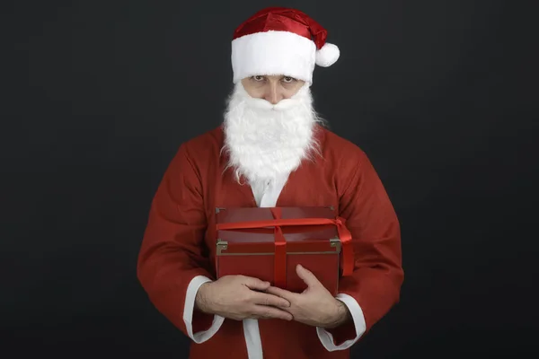 Santa Claus con caja de regalo de Navidad aislada sobre fondo negro — Foto de Stock