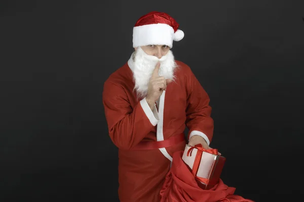 Santa claus s vánoční pytel a dárkové boxy izolované na černém pozadí — Stock fotografie