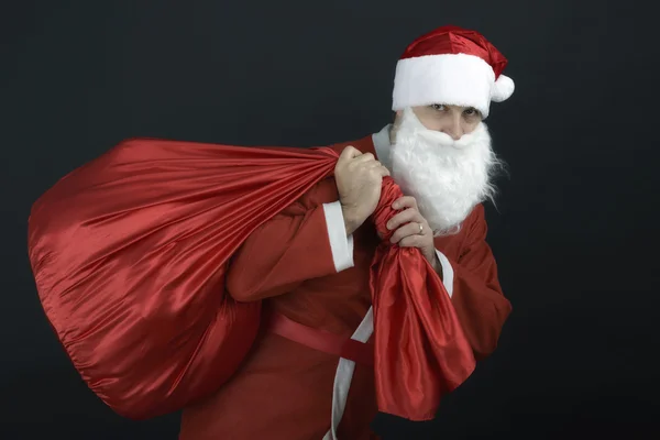 Санта-Клаус с мешком Рождества изолированы на черном фоне — стоковое фото