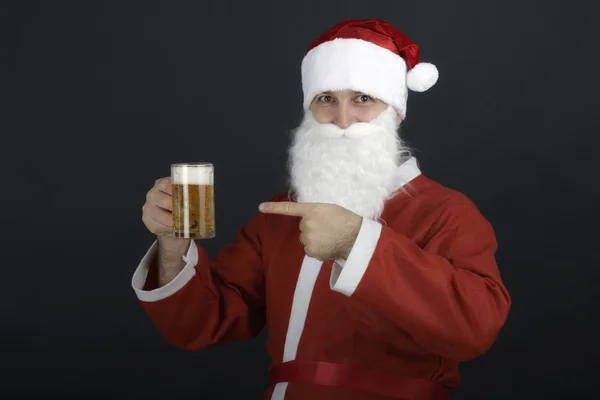 Santa Claus sosteniendo un gran vaso de cerveza . — Foto de Stock