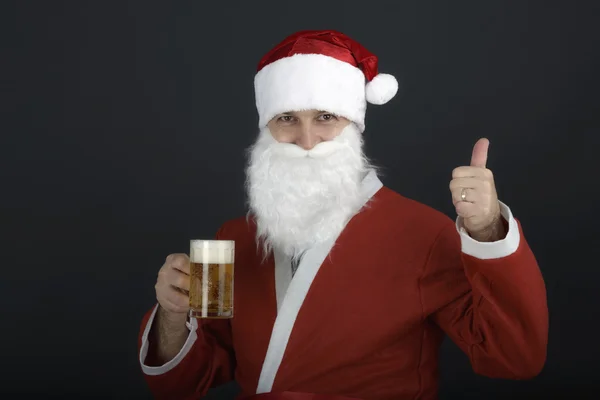 Santa Claus sosteniendo un gran vaso de cerveza . — Foto de Stock