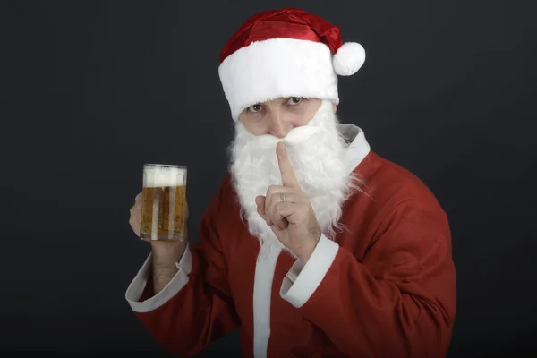 Babbo Natale con in mano un grande bicchiere di birra . — Foto Stock