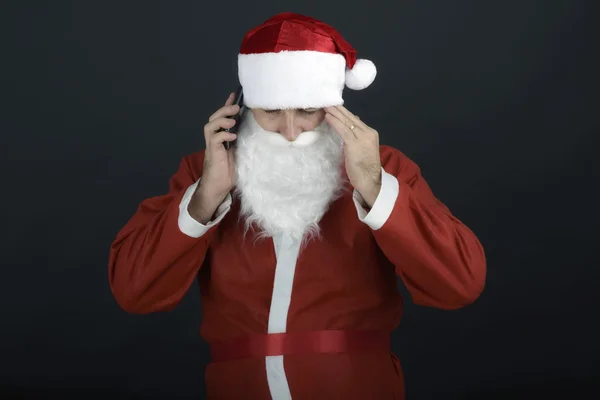 Ritratto di Babbo Natale che parla sul cellulare guardando la macchina fotografica, isolato — Foto Stock