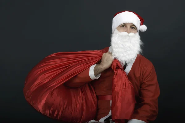 Babbo Natale con sacco di Natale isolato su sfondo nero — Foto Stock