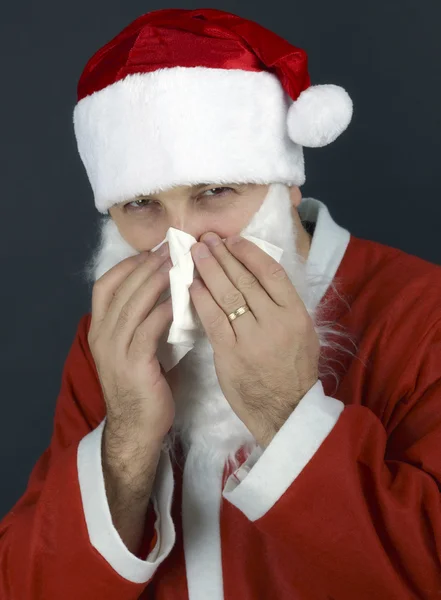 Vánoční santa claus kýchání do tkáně, černé pozadí — Stock fotografie