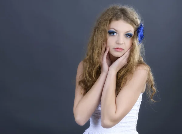 Joven elegante mujer de moda sobre fondo gris — Foto de Stock