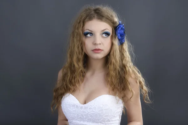 Joven elegante mujer de moda sobre fondo gris — Foto de Stock