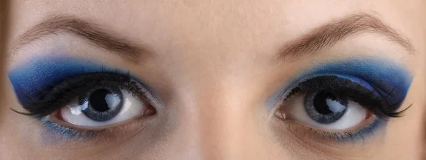 Primer plano retrato de la hermosa chica de la zona de los ojos maquillaje con azul — Foto de Stock