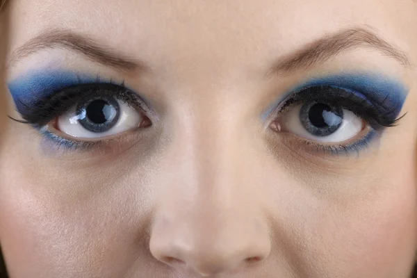 Close-up retrato de maquiagem zona de olho da menina bonita com azul — Fotografia de Stock