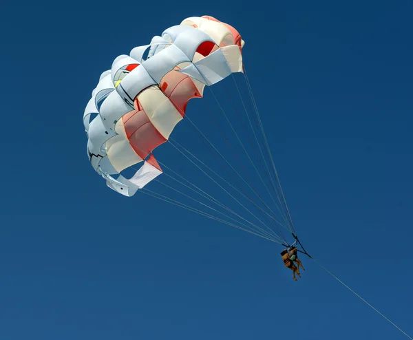 Två personer parasailing sky aerial äventyr — Stockfoto