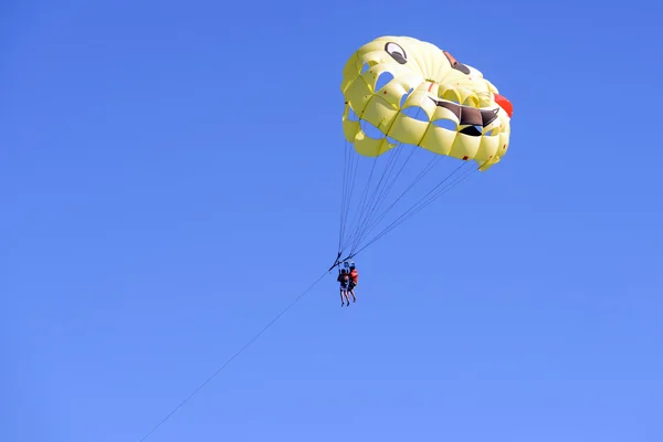 Two people Parasailing Sky Aerial Adventure — Stock Photo, Image