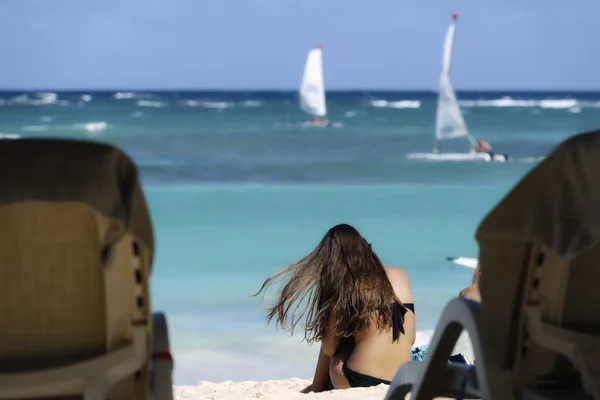 Jonge dame ontspannen in een stoel op een tropisch strand met witte sa — Stockfoto