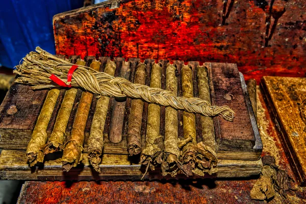 Sigari tradizionali fatti a mano nella pressa di stoccaggio — Foto Stock