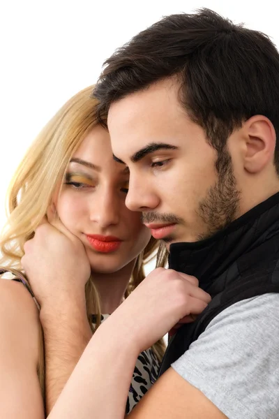 Jovem casal apaixonado isolado no fundo branco — Fotografia de Stock