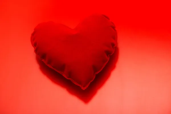 Μου αρέσει το θέμα σας, κόκκινη καρδιά σε σκούρο κόκκινο φόντο — Φωτογραφία Αρχείου