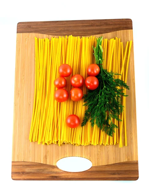 Pasta, tomater och dill på trä bakgrund — Stockfoto