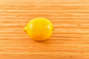 sarı limon yıpranmış kasap blok kesme tahtası üzerinde oturmak