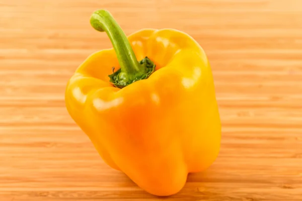 Žlutá paprika na dřevo — Stock fotografie