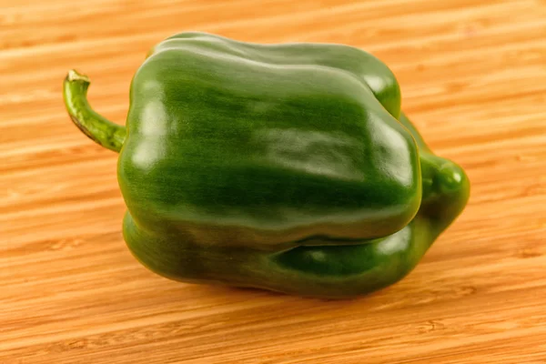 Pimiento verde sobre madera —  Fotos de Stock