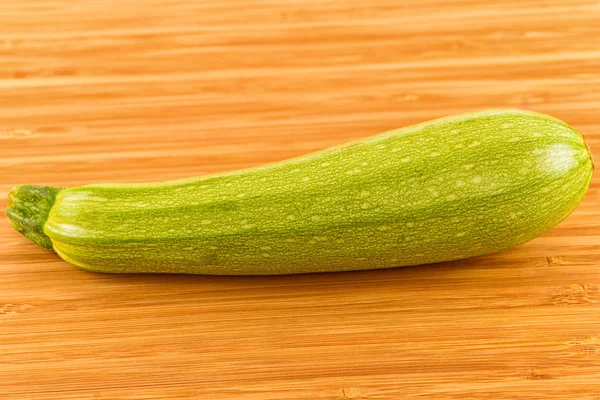 Courgettes isolées sur fond en bois — Photo