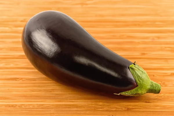 Aubergine geïsoleerd op houten achtergrond — Stockfoto