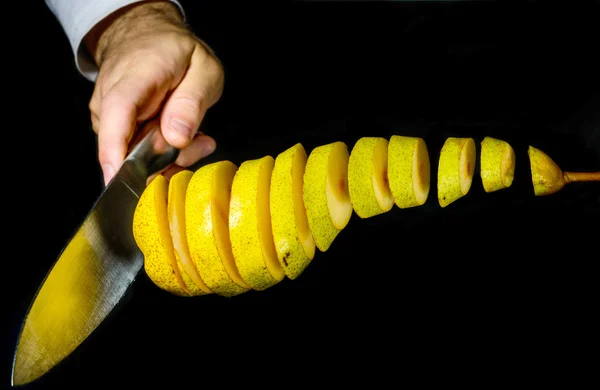 Verse peren gesneden aan segmenten op zwarte achtergrond — Stockfoto