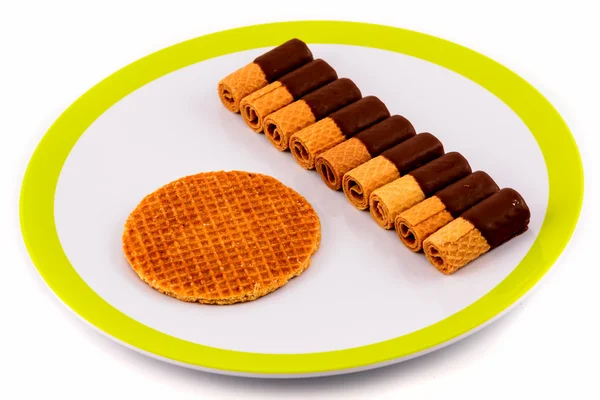 Choklad cookies på plattan isolerad på vit — Stockfoto
