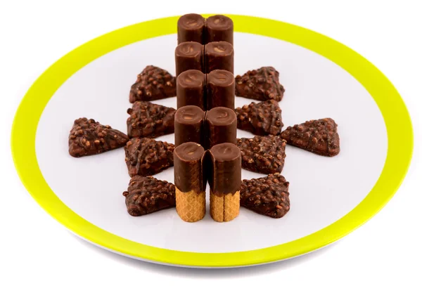 Biscotti al cioccolato su piatto isolato su bianco — Foto Stock