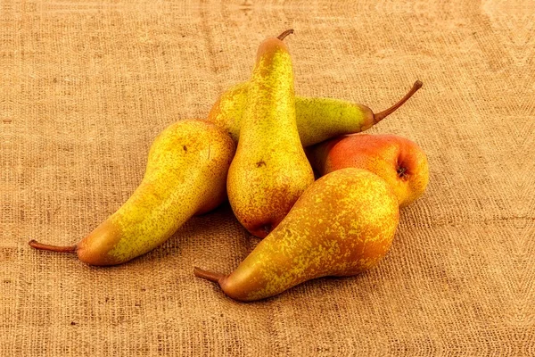 Pears appetizing pile of burlap background — Stock Photo, Image