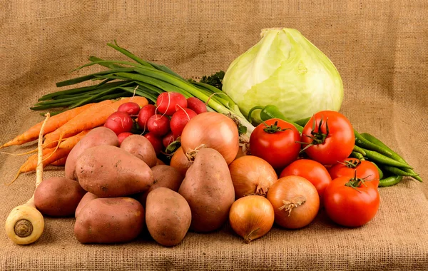 Friske grønnsaker på overlappende bakgrunn – stockfoto