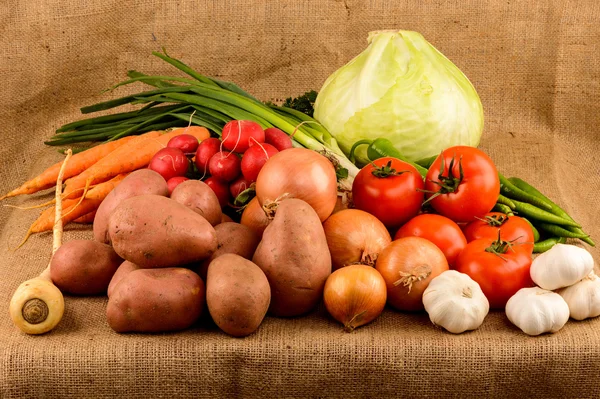 Frisches Gemüse auf Klette Hintergrund — Stockfoto