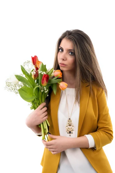 Mujer joven sostiene ramo de tulipanes, aislado sobre blanco —  Fotos de Stock