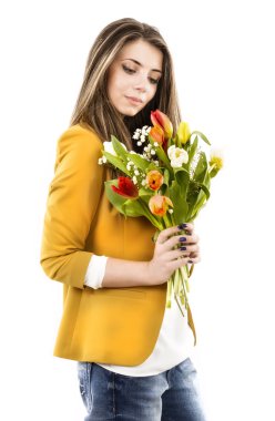 Beyaz bir arka plan üzerinde izole Lale olan kadın