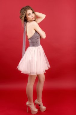 Kırmızı arka planda güzel bir kadının portresi.