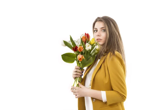 Jonge vrouw met tulpen geïsoleerd op een witte achtergrond — Stockfoto