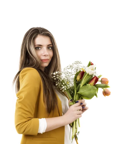 Молодая женщина с тюльпанами изолированы на белом фоне — стоковое фото