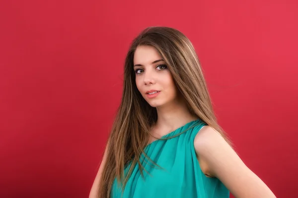 Retrato de mujer hermosa sobre fondo rojo — Foto de Stock