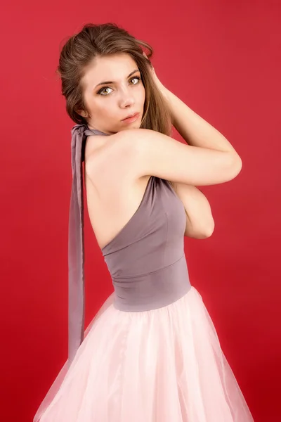 Potret wanita cantik di latar belakang merah — Stok Foto