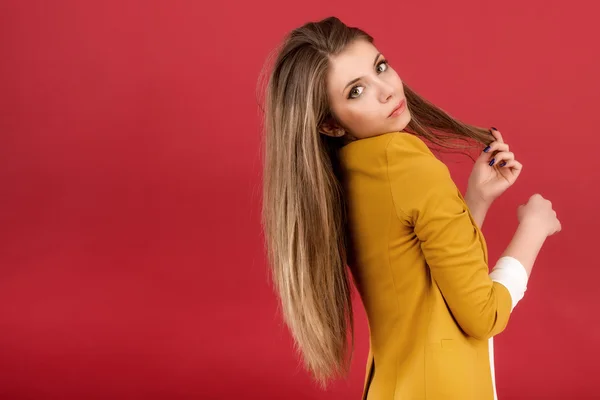 Portret van de mooie jonge vrouw met schoonheid lange rechte — Stockfoto