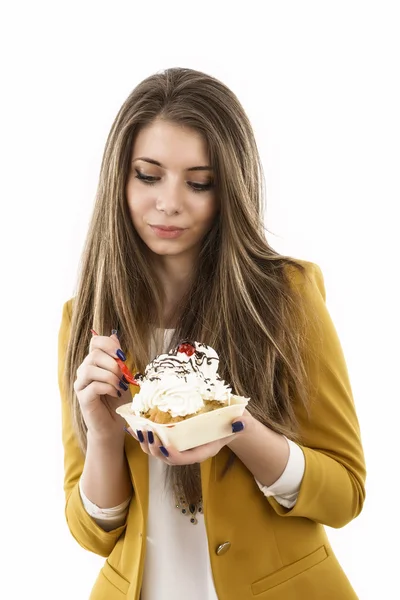 Porträt der schönen Frau mit Kuchen isoliert über weißen Backgr — Stockfoto