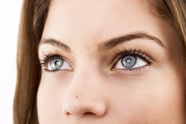 gülümseyen genç esmer portresi.