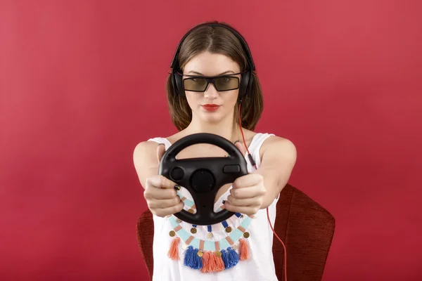 Menina bonita jogando jogo de vídeo 3D isolado no fundo vermelho — Fotografia de Stock