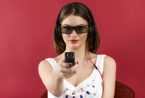 美しい少女の赤い背景の上に分離されて 3 d のビデオ ゲームをプレイ — ストック写真